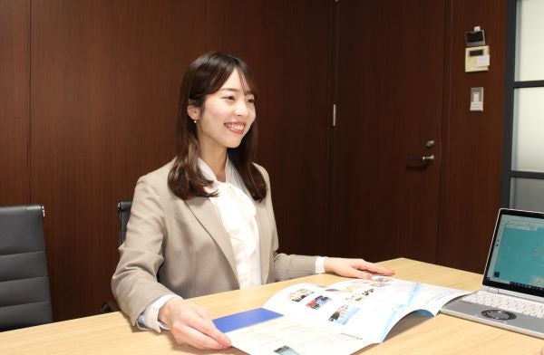 Kさんが応接室で商談中