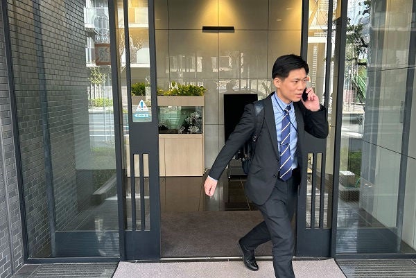 オフィスからが電話を掛けながら出ていくTさん