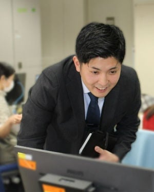 パソコンの画面をのぞき込むSさん