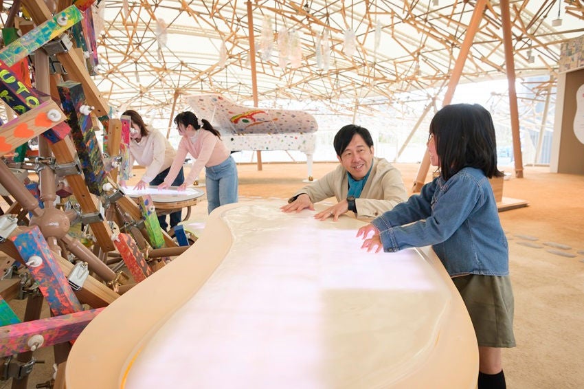 音触という楽器を鳴らしている親子