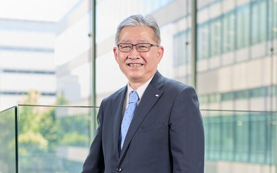 這是專務董事中村修的照片。