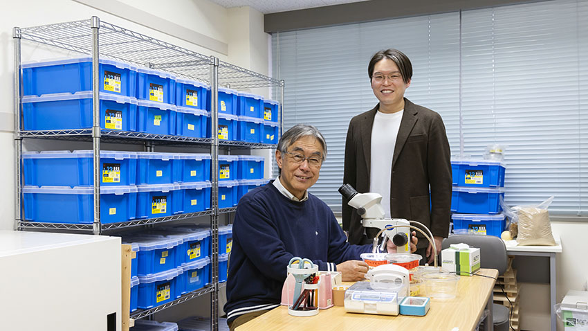 愛媛大学 農学部生物環境学科の三浦猛教授とDNPのイメージングコミュニケーション事業部の平井佑太