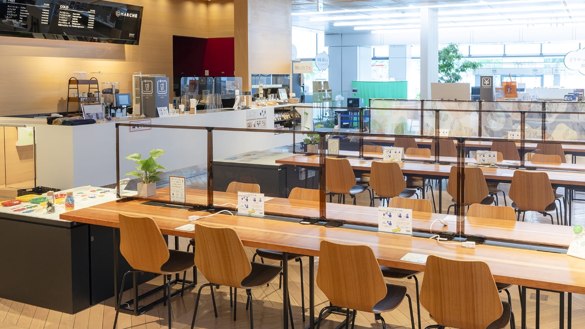 問カフェはどなたでも気軽にご利用いただけるDNPプラザのカフェです。