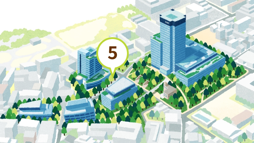 ⑤コナラの場所を示す、DNP本社ビルと市谷の杜のイラスト