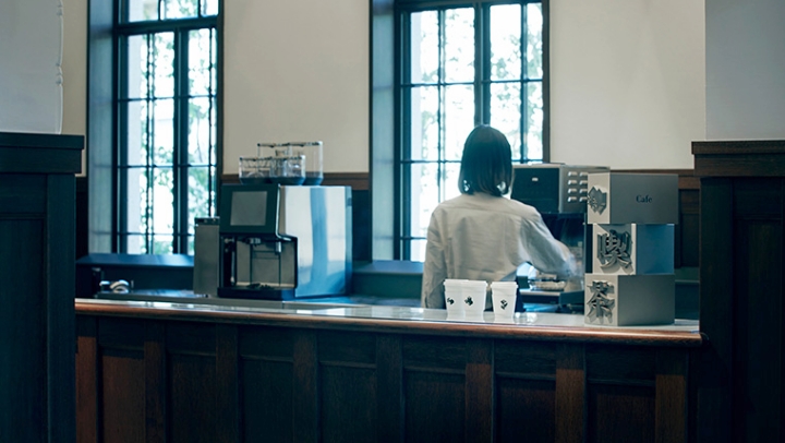 ご来館いただく皆さまののどを潤すカフェスタンド。定番のコーヒーだけでなく、日本茶、季節のドリンクも提供いたします。