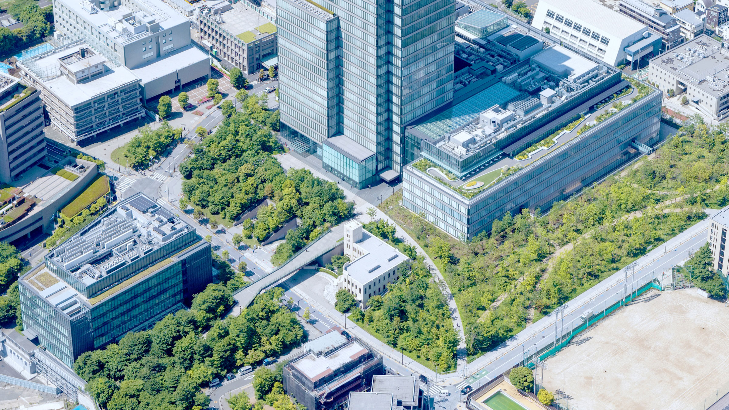 空からみたDNP本社ビルと市谷の杜