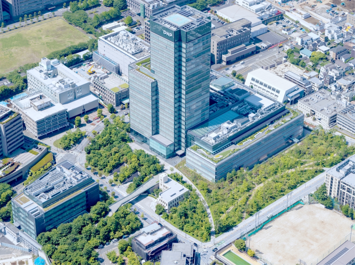 空からみたDNP本社ビルと市谷の杜