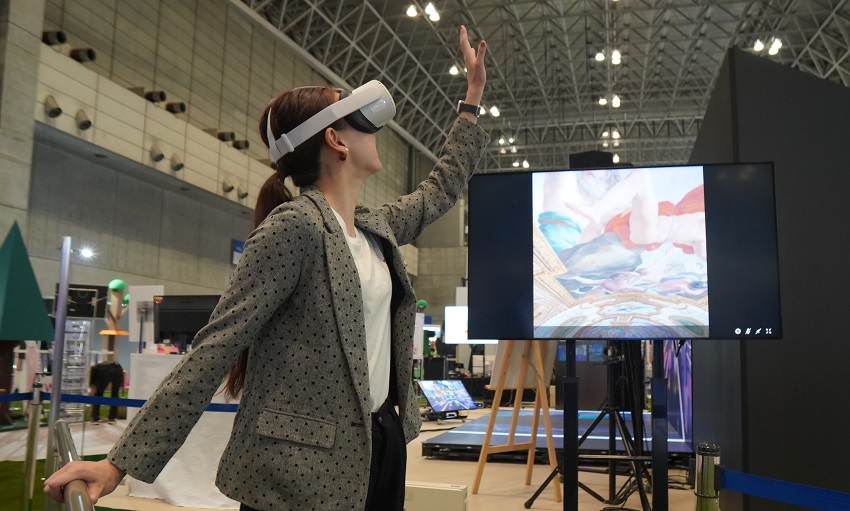 Image of experiencing "Midokoro walk" wearing Meta's head-mounted display at CEATEC 2022.