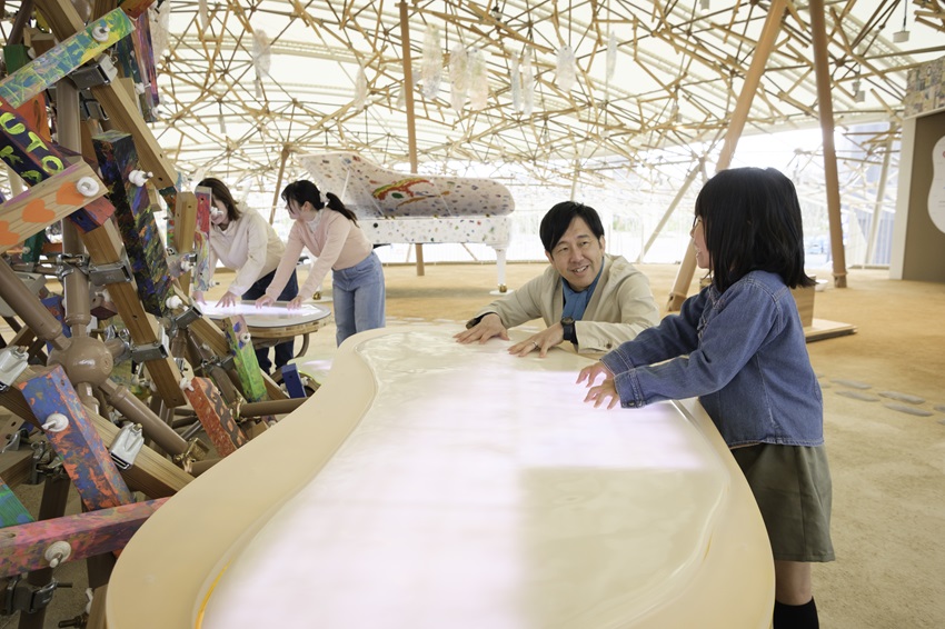 A parent and child playing “On-Shoku” (Sound-Touch) musical instrument.