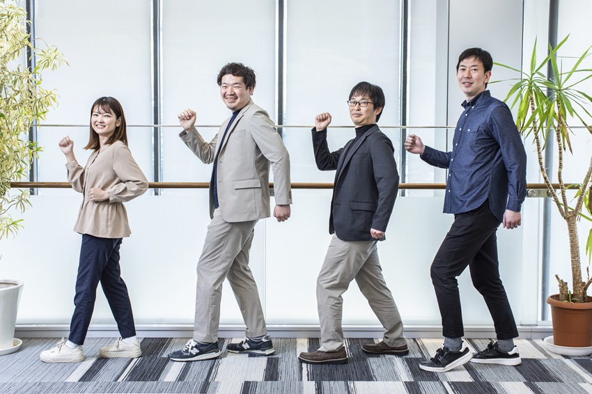 A group picture of Azumi Otaka, Takumi Motohashi, Tetsuya Hayama and Masanori Wada posing like walking
